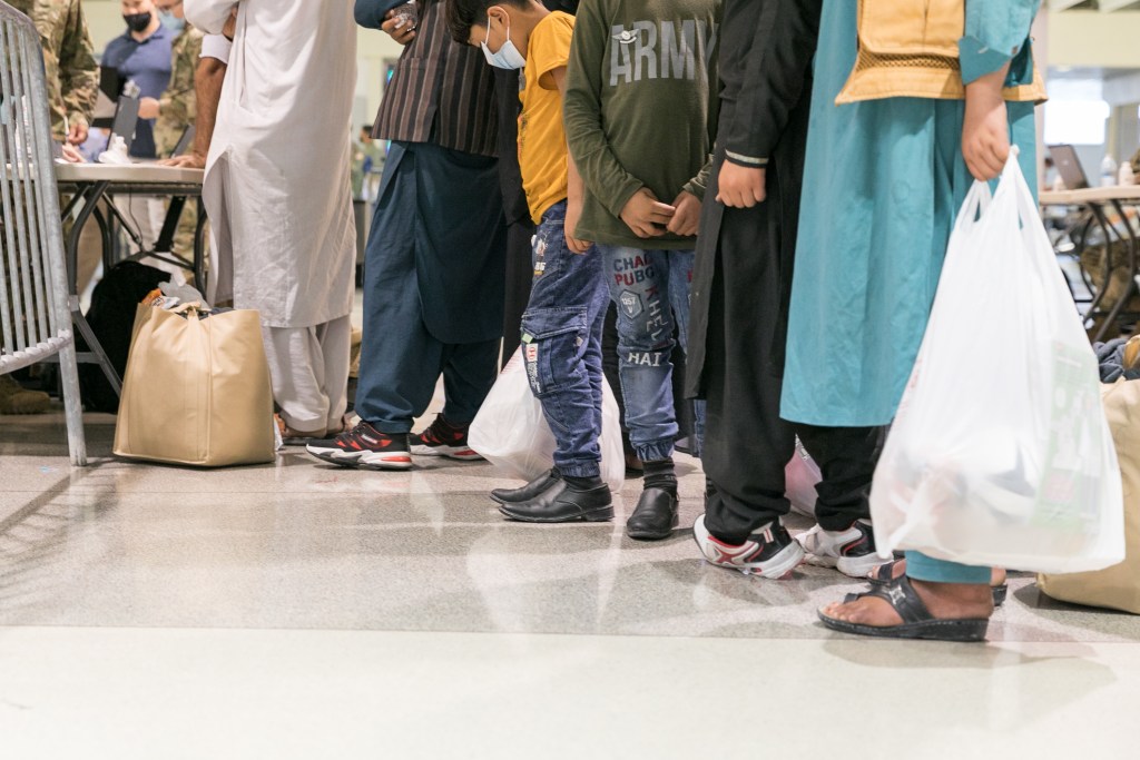 afghanrefugees-airportoem-12